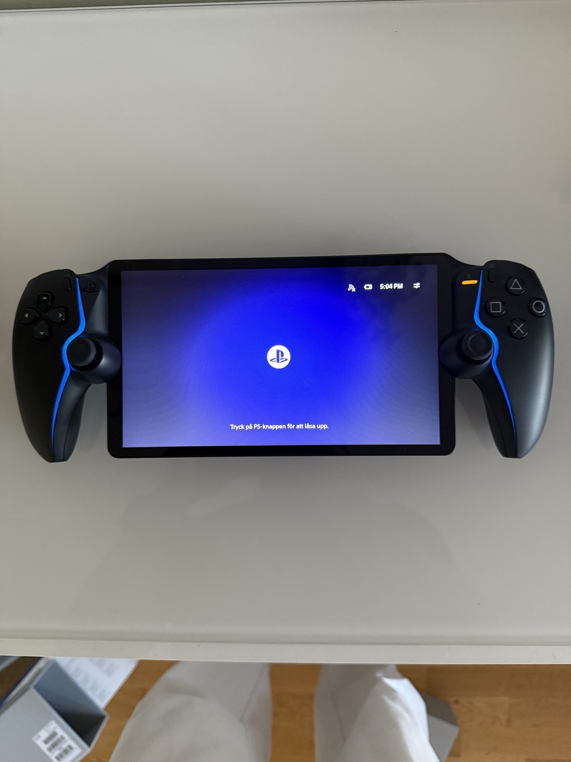 PS Flips svarta PlayStation Portal fotograferad på ett bord